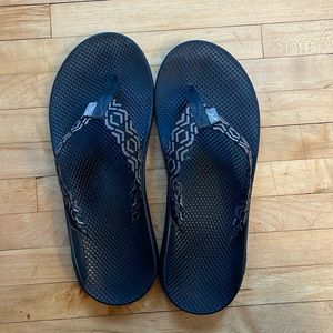 Men’s Chaco flip flops size 10